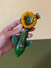 Load image into Gallery viewer, Flower &amp; Bees Hand Pipe
