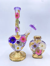 Load image into Gallery viewer, Heart bong with real flowers