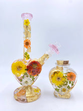 Load image into Gallery viewer, Heart bong with real flowers