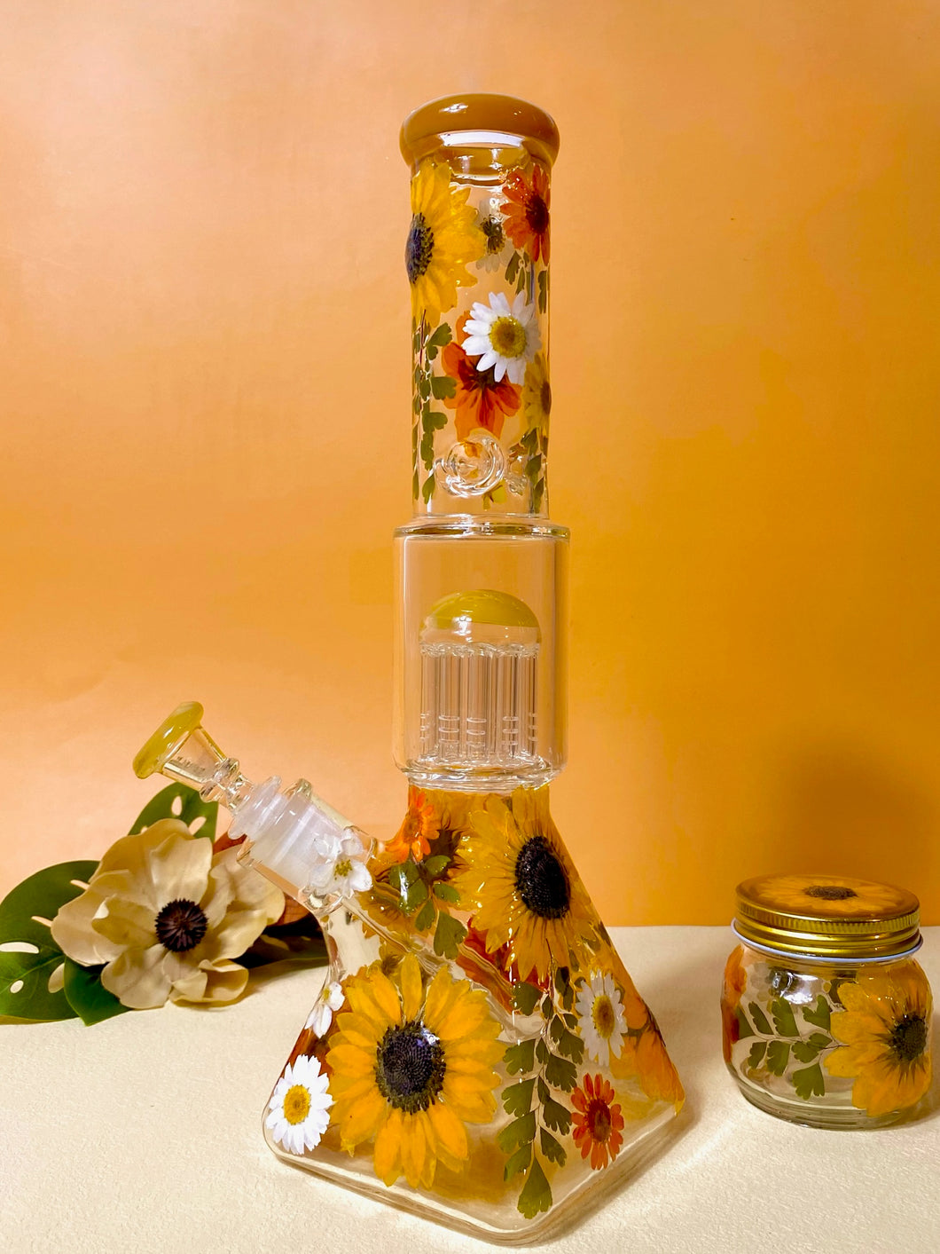bong with square base and real flowers